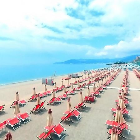 Modern & Bright Flat - 2 Min From The Sea Διαμέρισμα Σαβόνα Εξωτερικό φωτογραφία